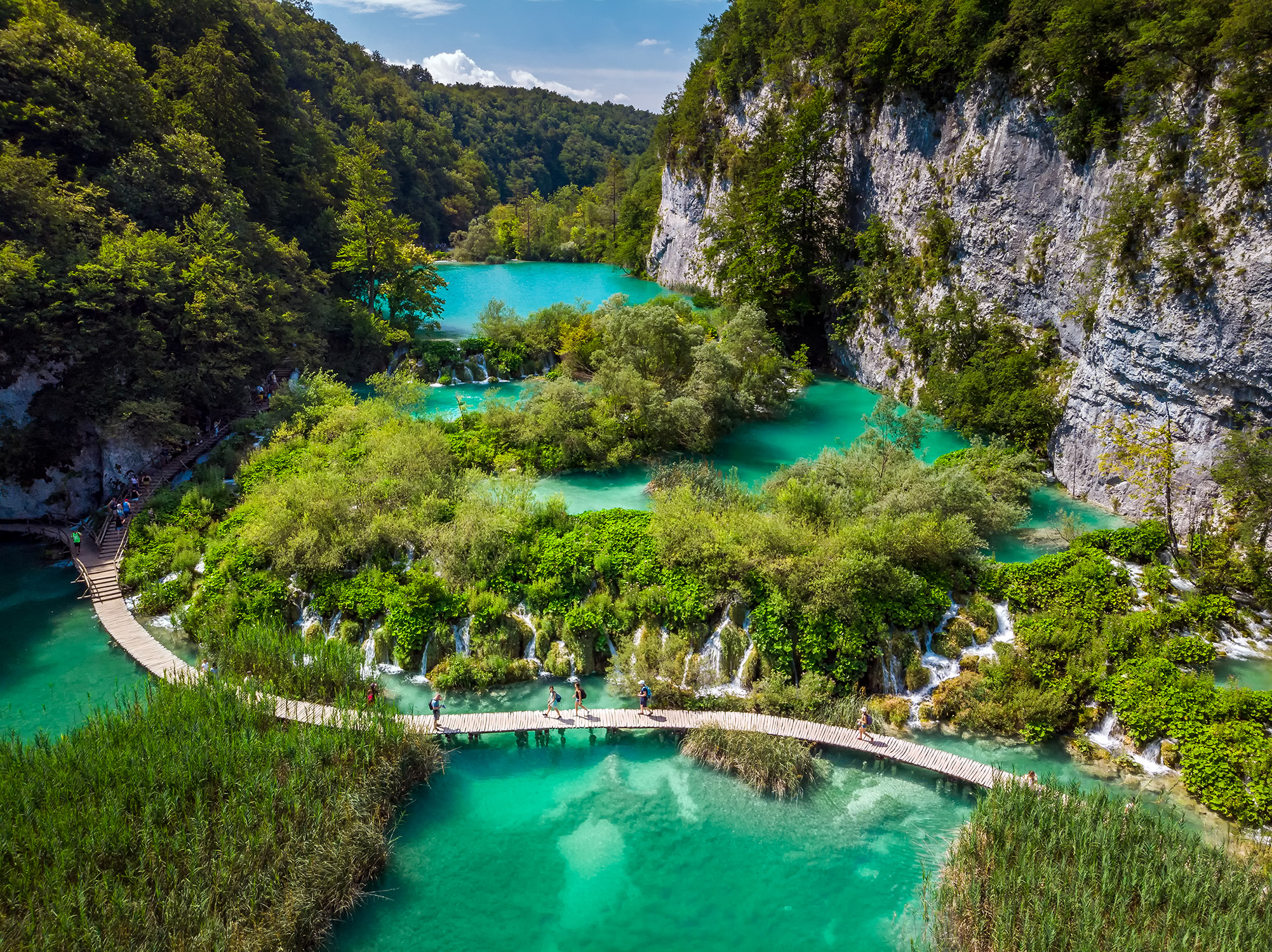 Turister gående på gangbroer ved Plitvice Lakes, Kroatien