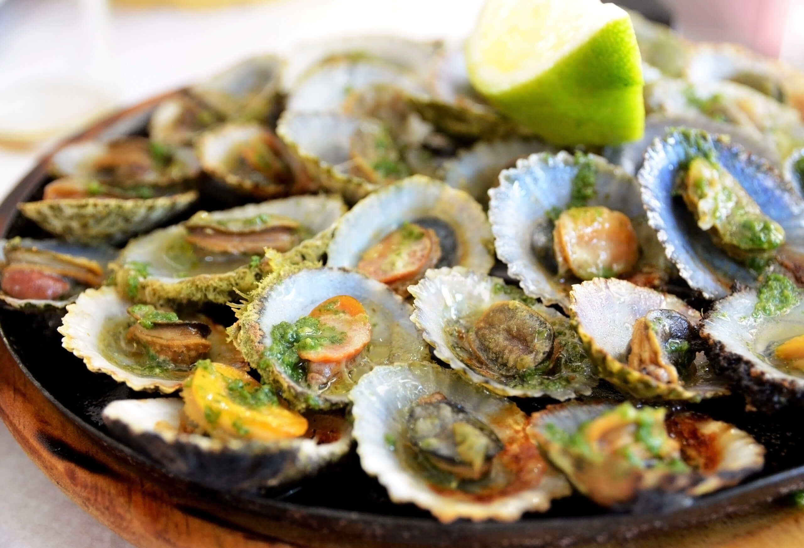 Grillet limpets serveret med citron, Madeira