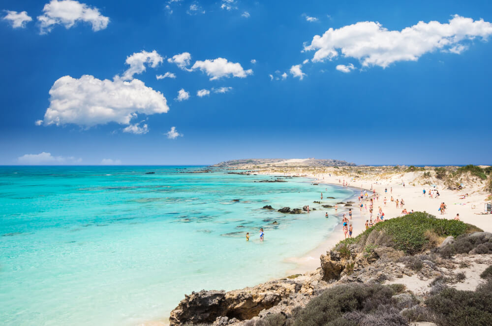 Elafonissi strand på Kreta med glade badende gæster