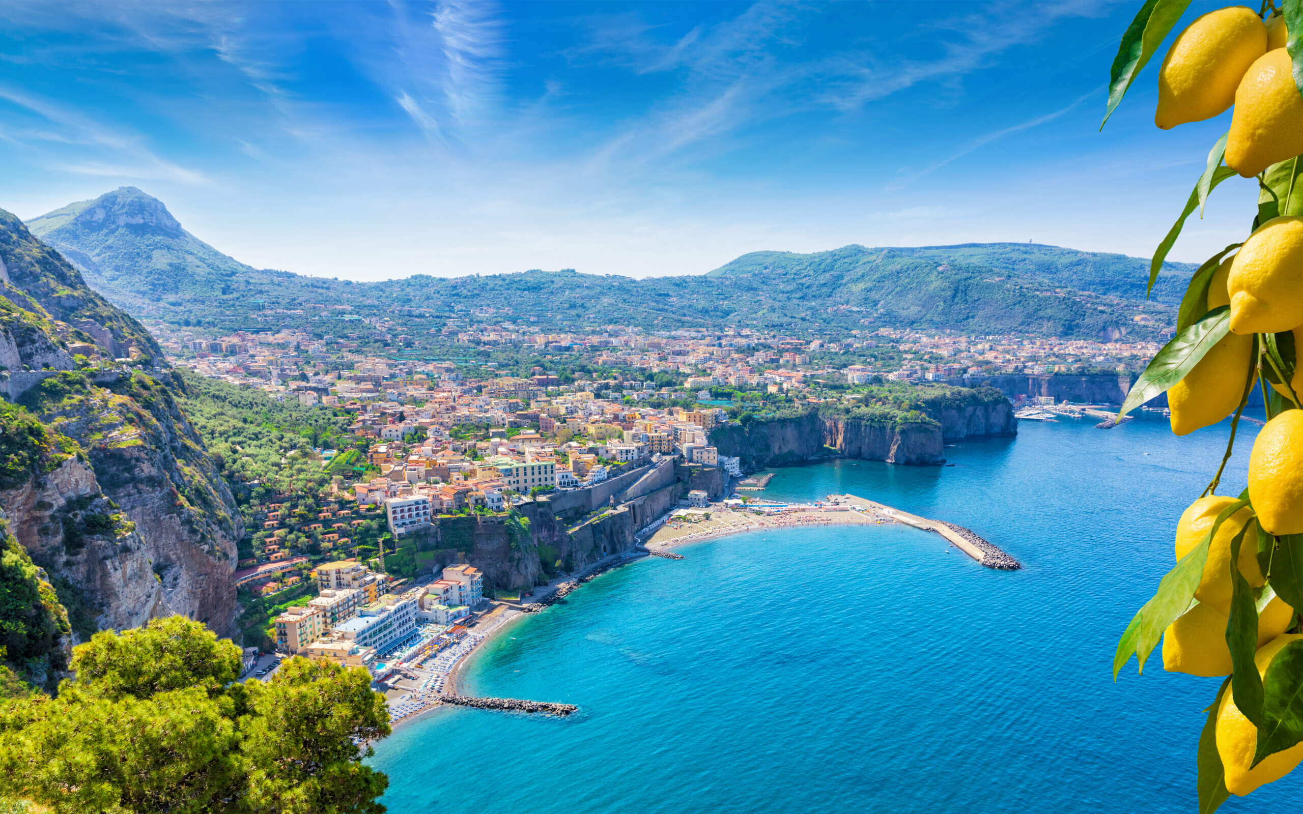 Luftfoto af Sorrentos kystlinje og Napoli-bugten, Italien