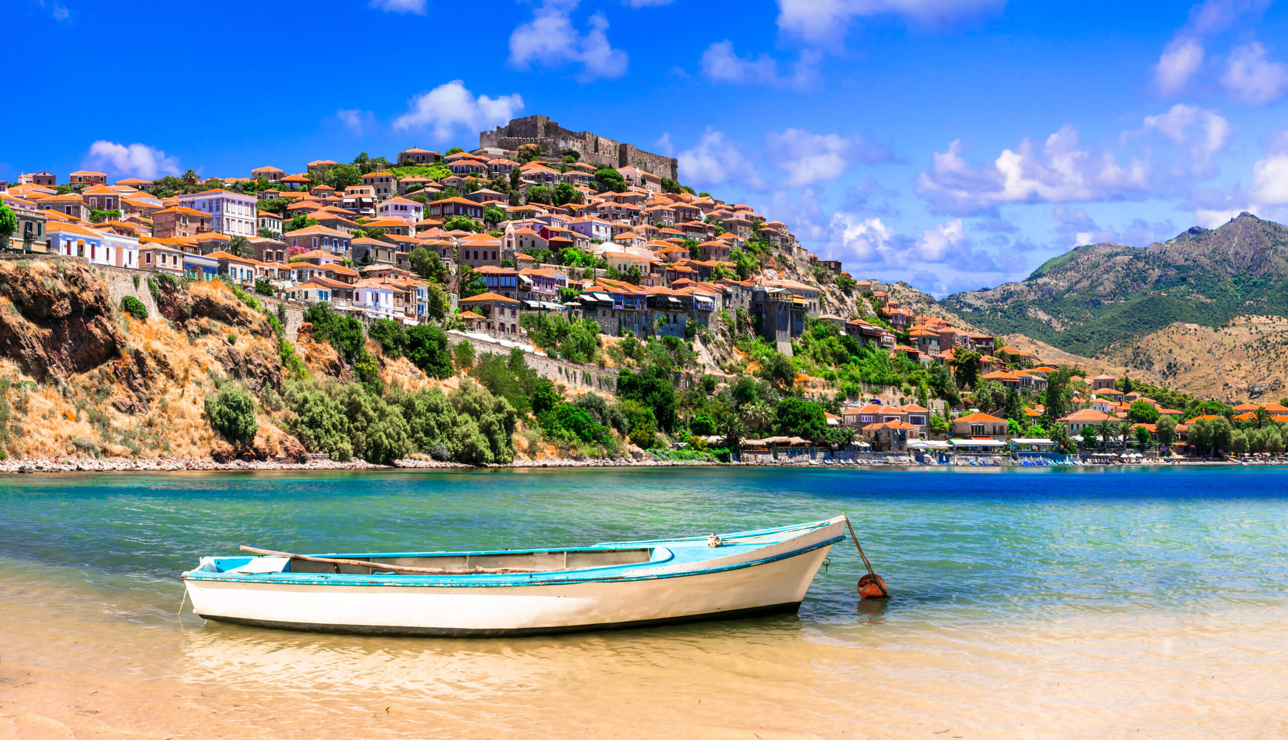 Båd på strand nær Molyvos på Lesbos