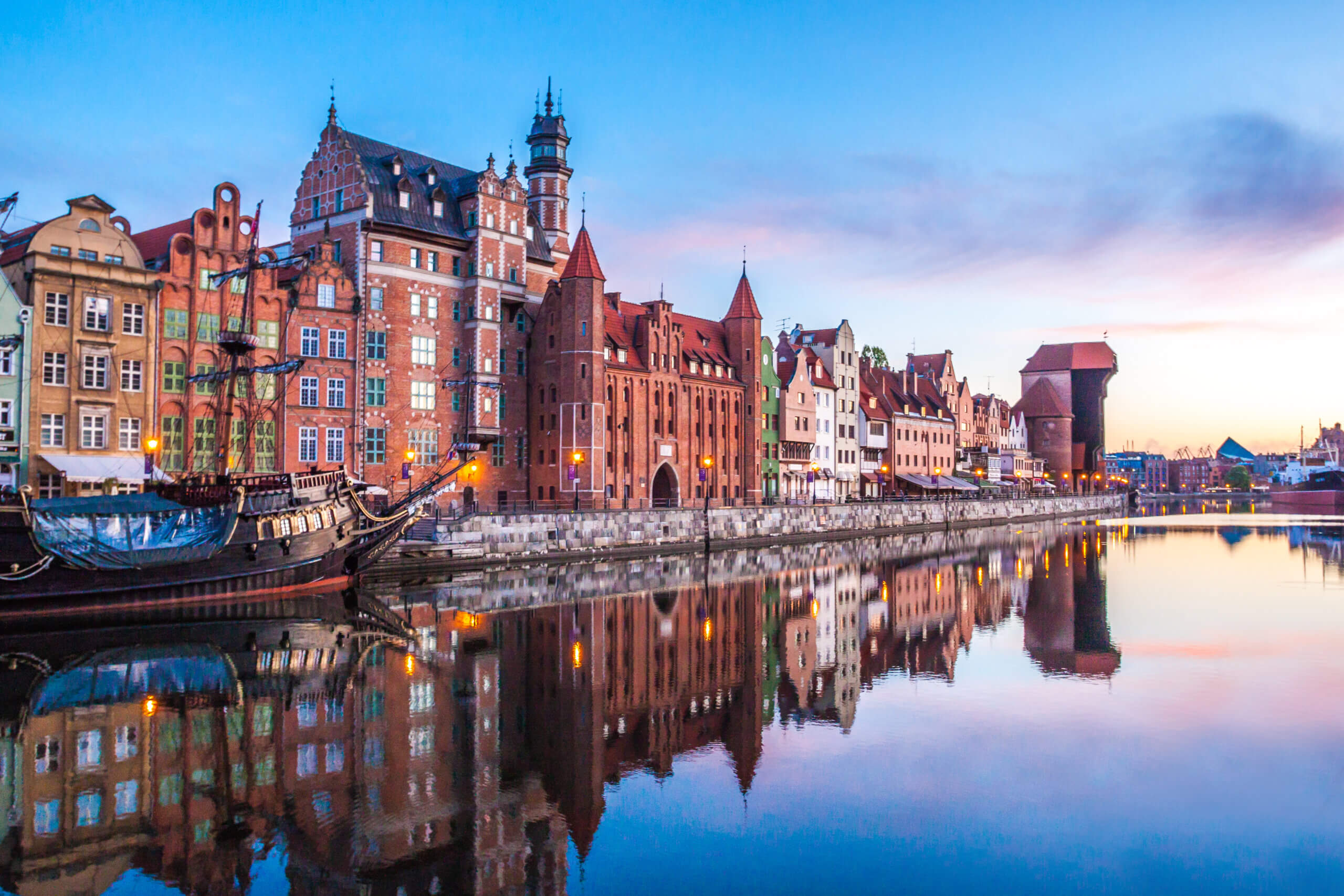 Den gamle bydel ved Motlawa kanalen i Gdansk ved solnedgang