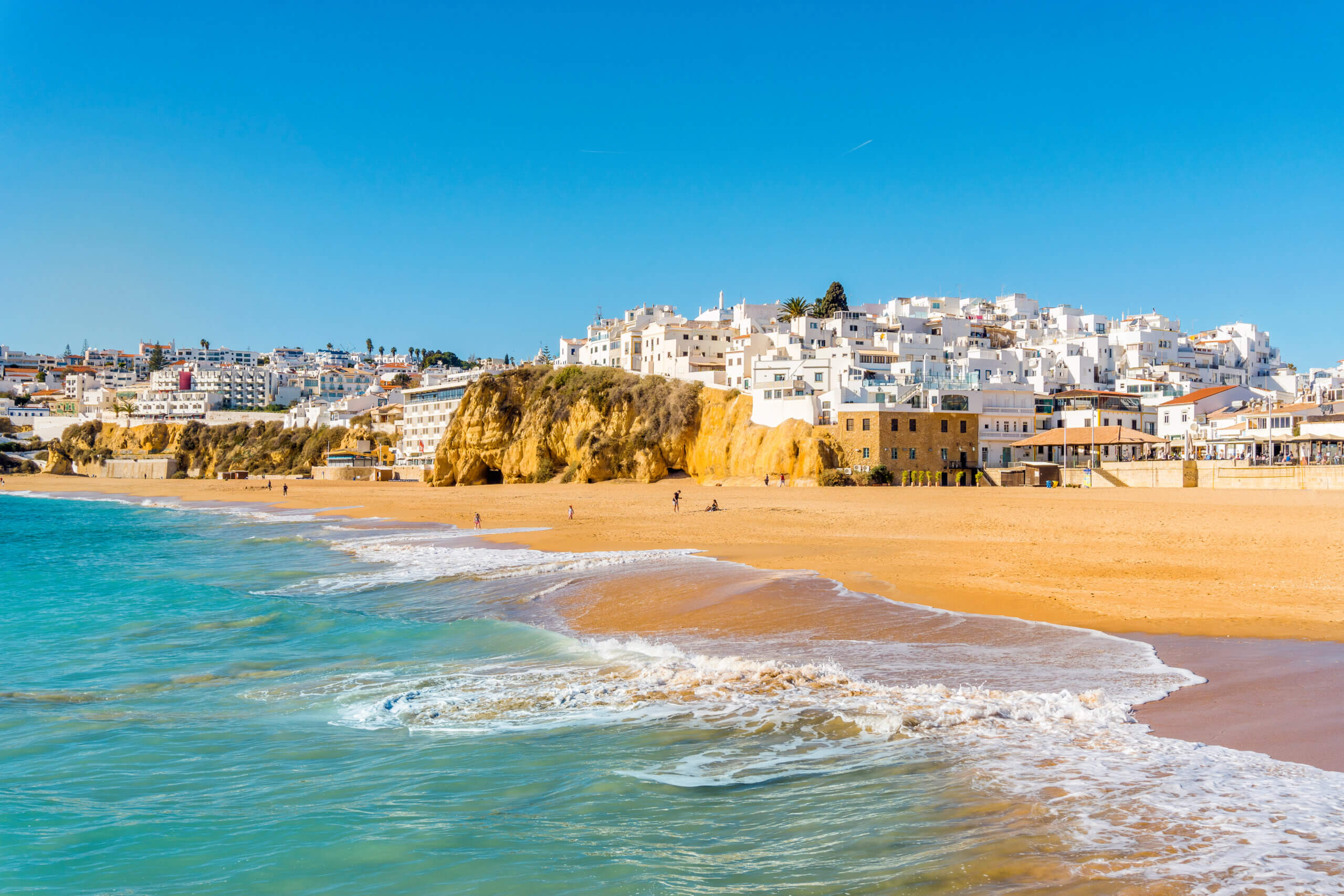 Lang sandstrand ved Den Hvide By Albufeira