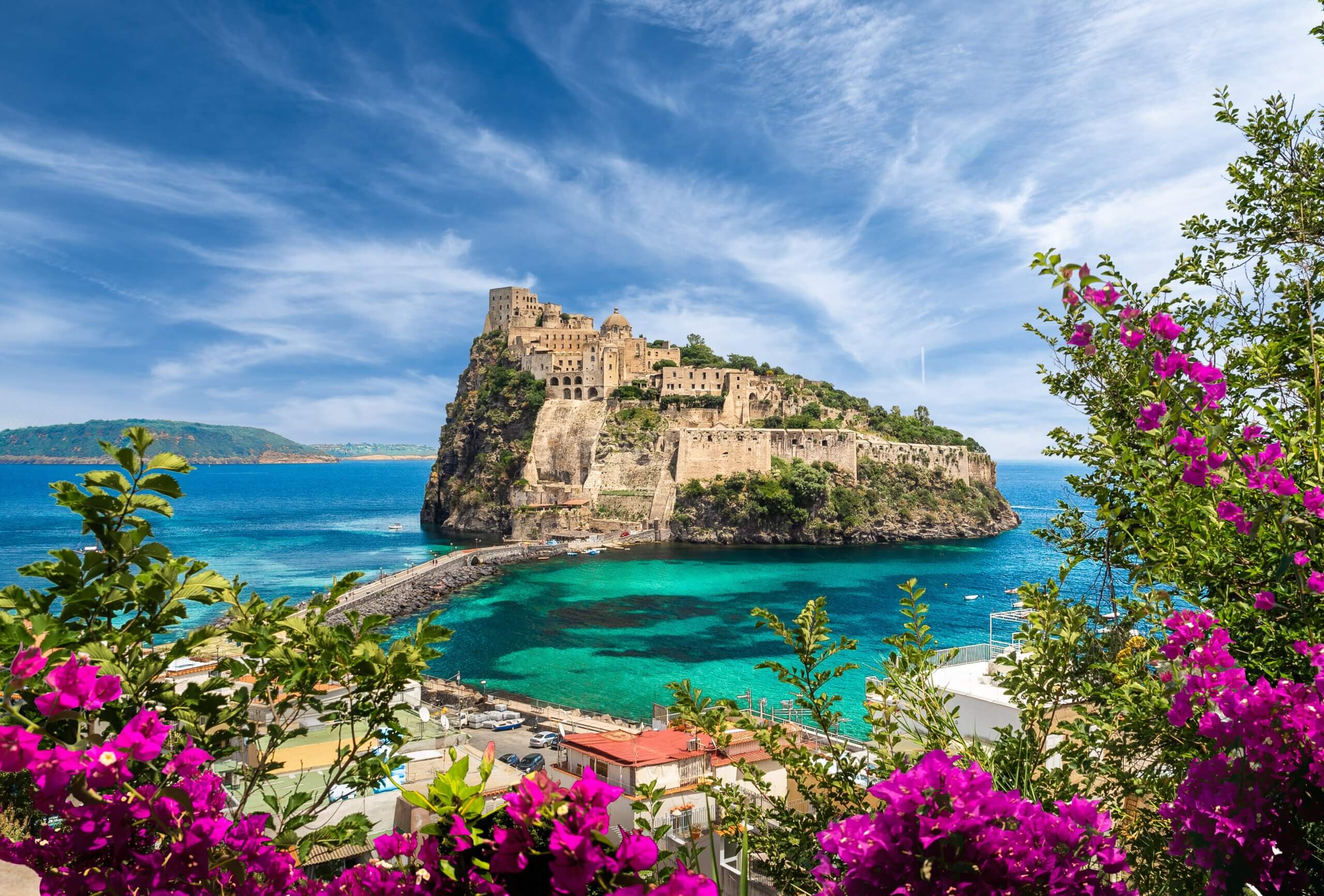 Smuk udsigt over øen Ischia med Aragonese-slottet