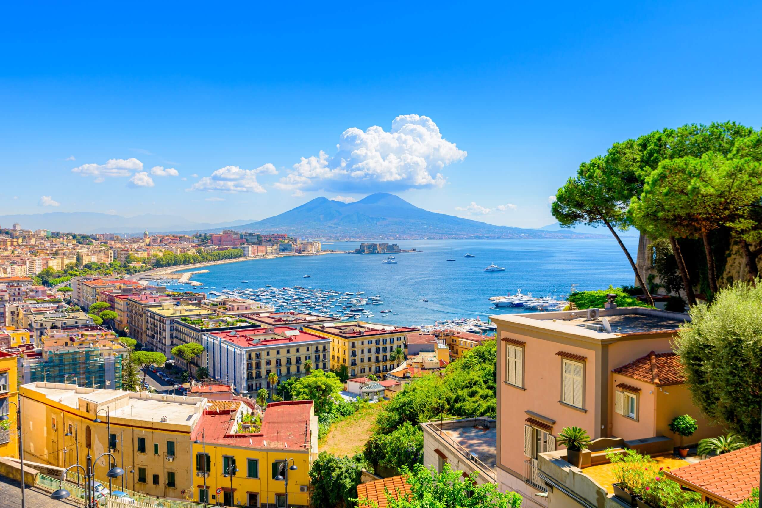 Udsigt over Napoli bugten, byen og Vesuv i baggrunden