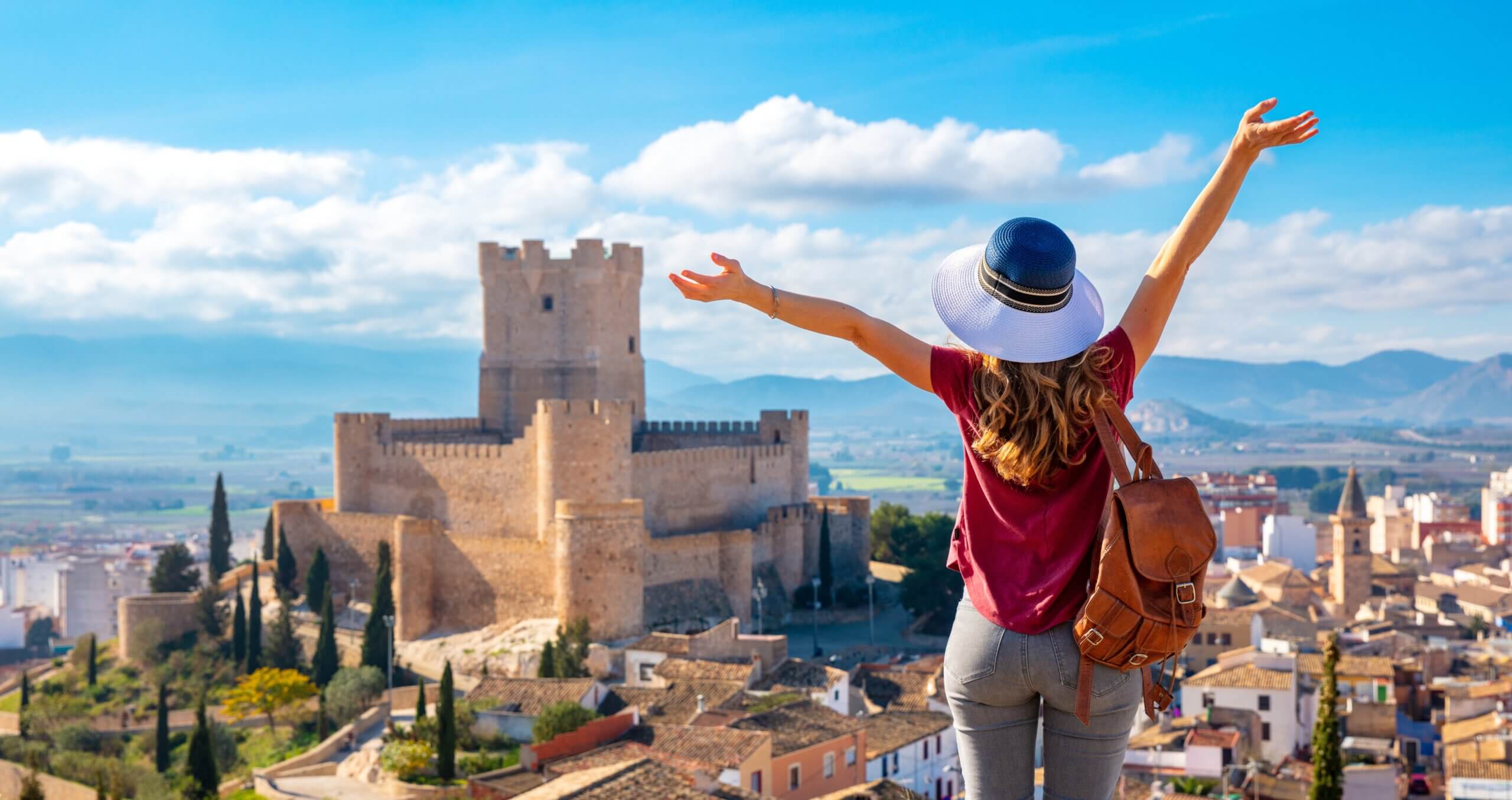 Kvindelig turist med front mod Atalya Villena slot i Alicante