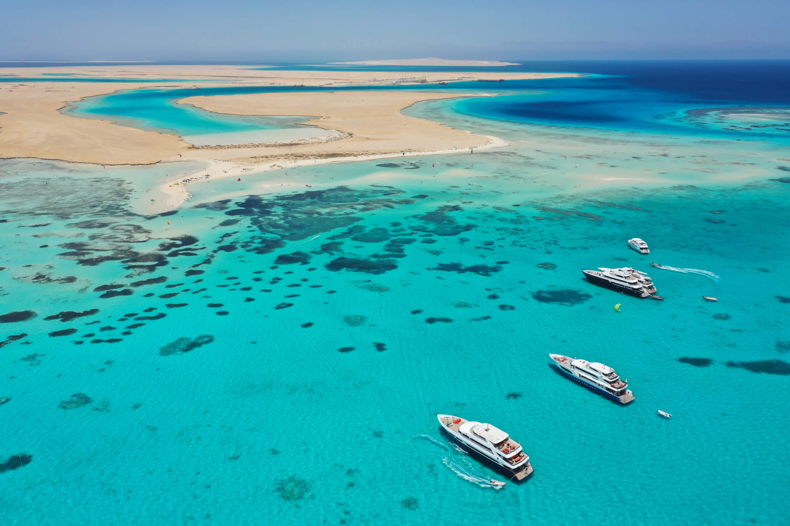 Luftfoto af luksus yachts liggende ud for Tawila island nær Hurghada